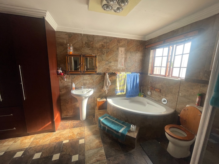 4 Bedroom Property for Sale in Heidedal Free State